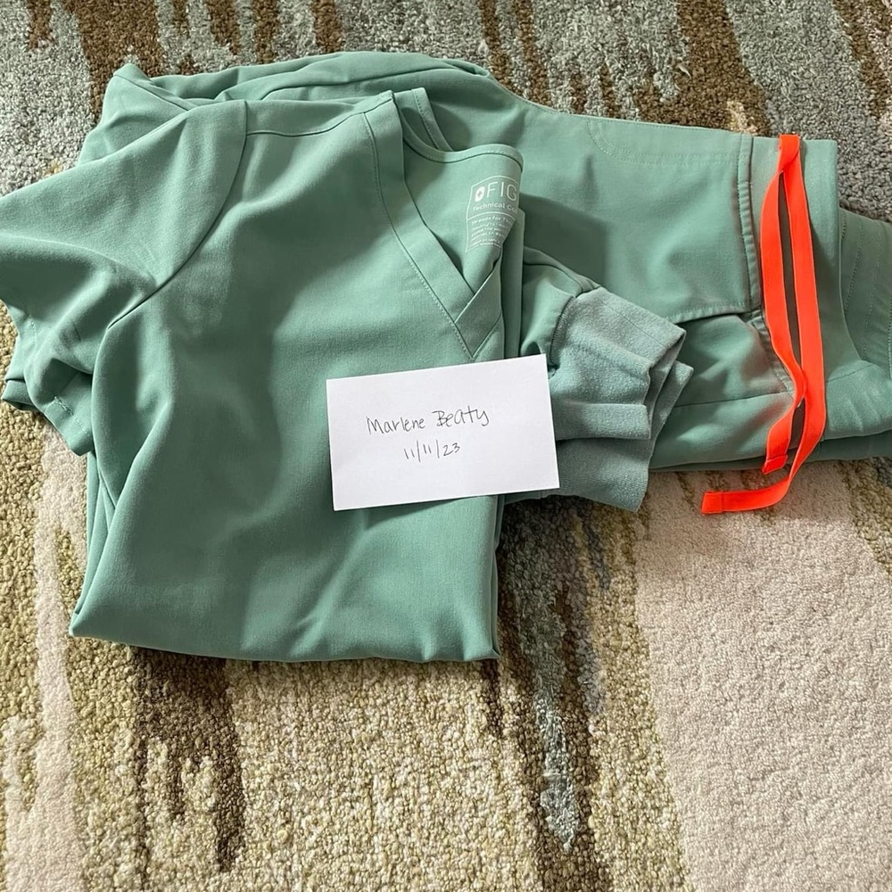 Figs Jade catarina top - XS
Figs Jade Zamora pants - S/P